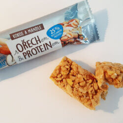 Tyčinka s ořechem a proteinem - kokos a mandle recenze